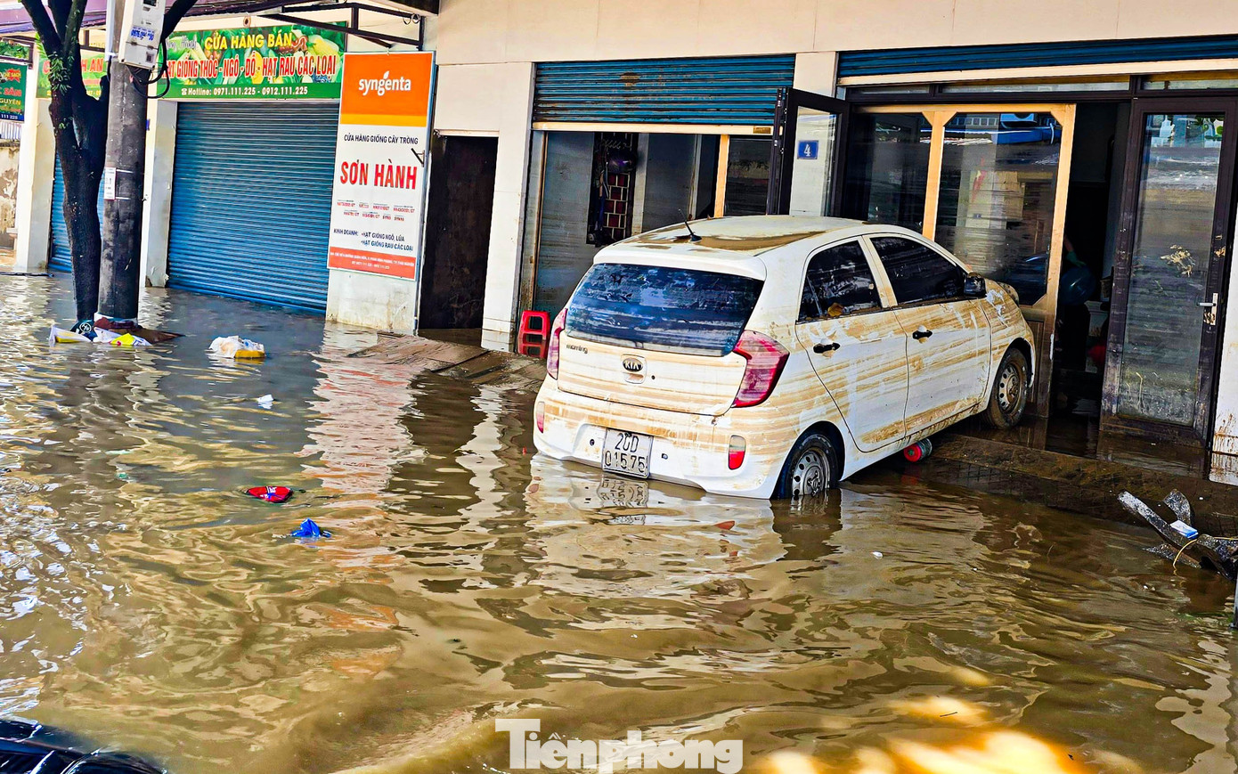 Ô tô nằm la liệt giữa bùn lũ ở Thái Nguyên - Ảnh 10