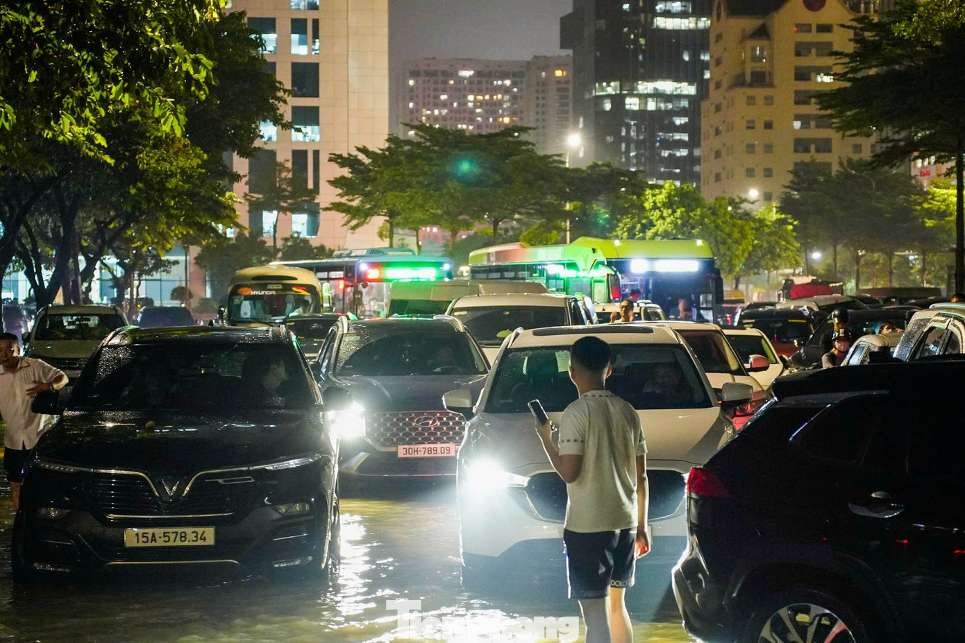 La liệt ôtô ngập nước trên đường phố Hà Nội, cứu hộ khẩn cấp xuyên đêm - Ảnh 13