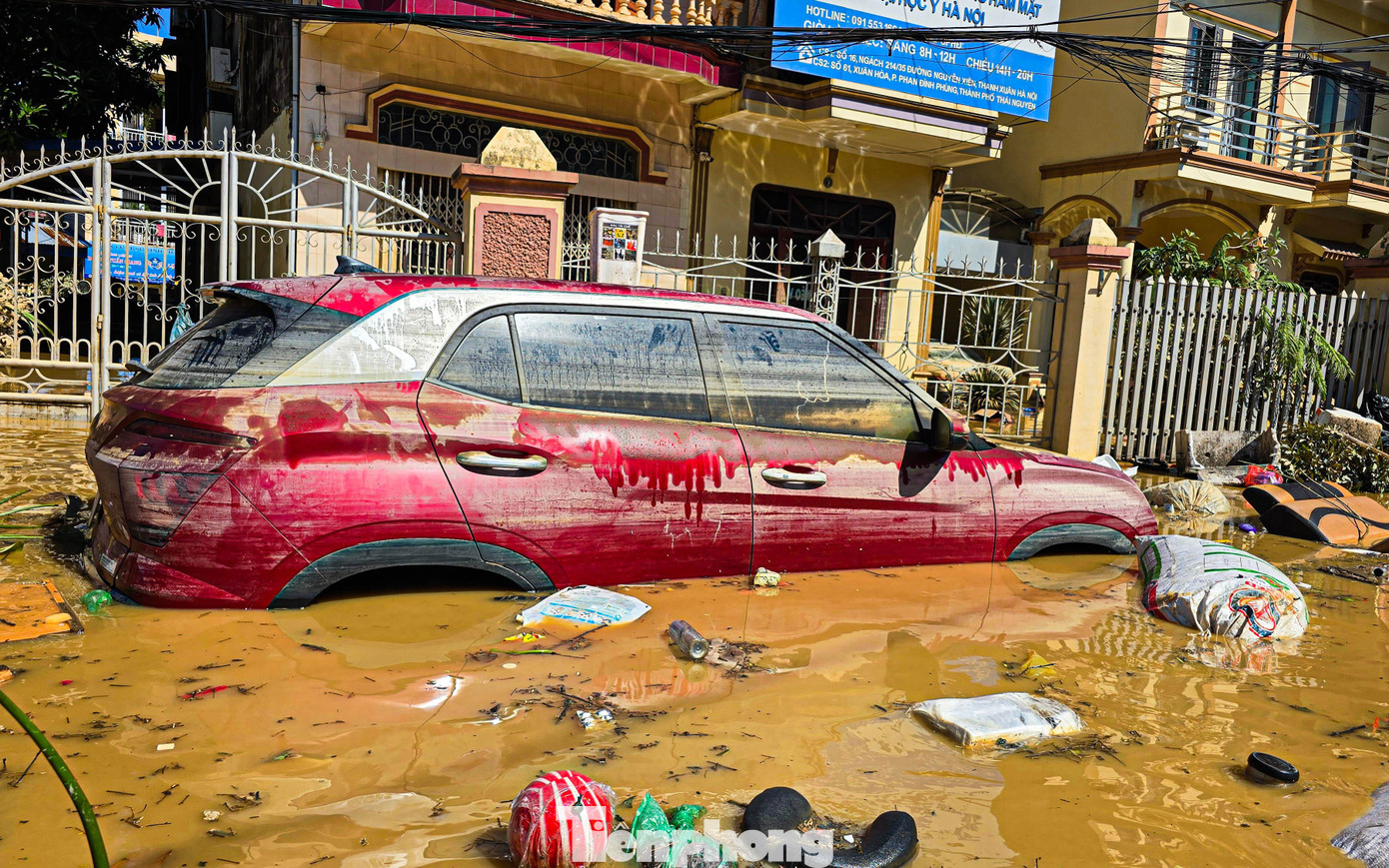 Ô tô nằm la liệt giữa bùn lũ ở Thái Nguyên - Ảnh 2