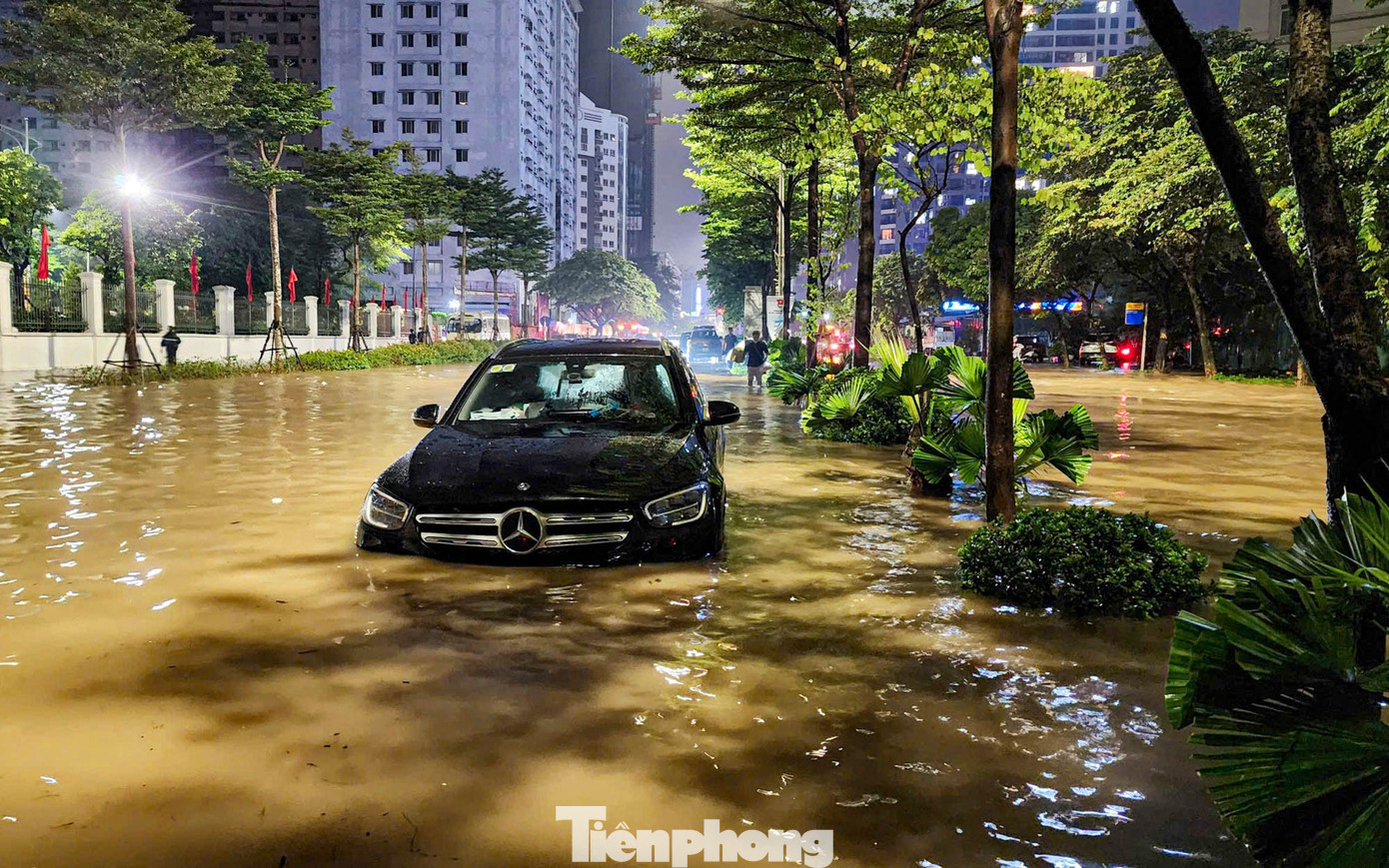 La liệt ôtô ngập nước trên đường phố Hà Nội, cứu hộ khẩn cấp xuyên đêm - Ảnh 4