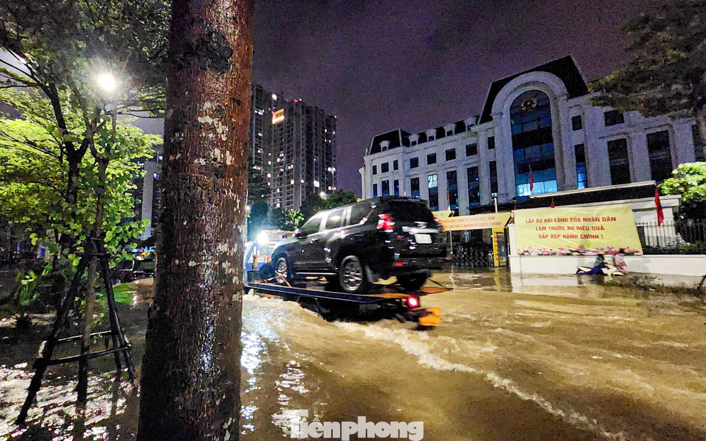 La liệt ôtô ngập nước trên đường phố Hà Nội, cứu hộ khẩn cấp xuyên đêm - Ảnh 9