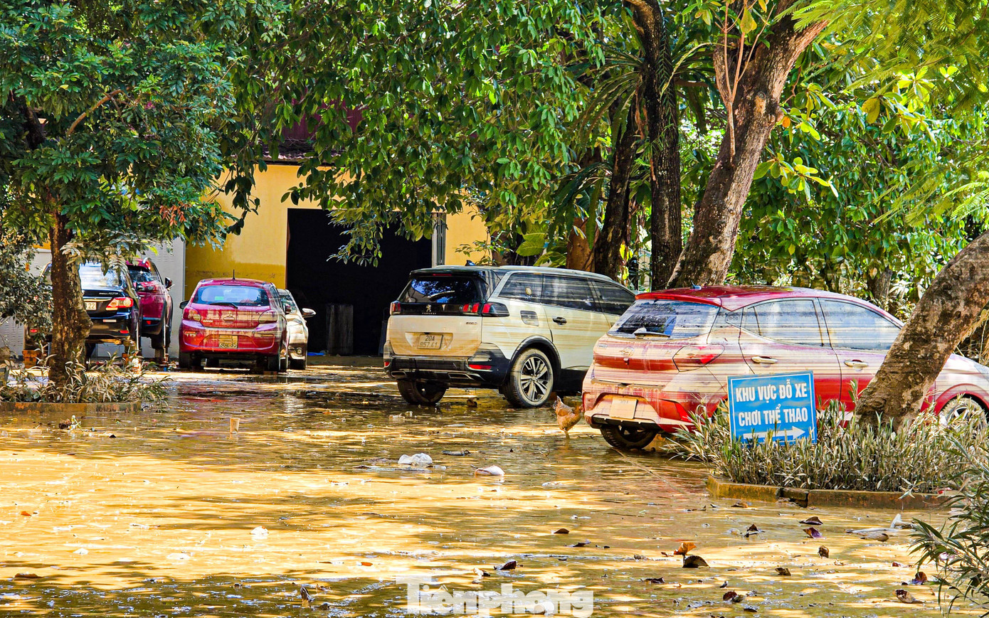 Ô tô nằm la liệt giữa bùn lũ ở Thái Nguyên - Ảnh 5