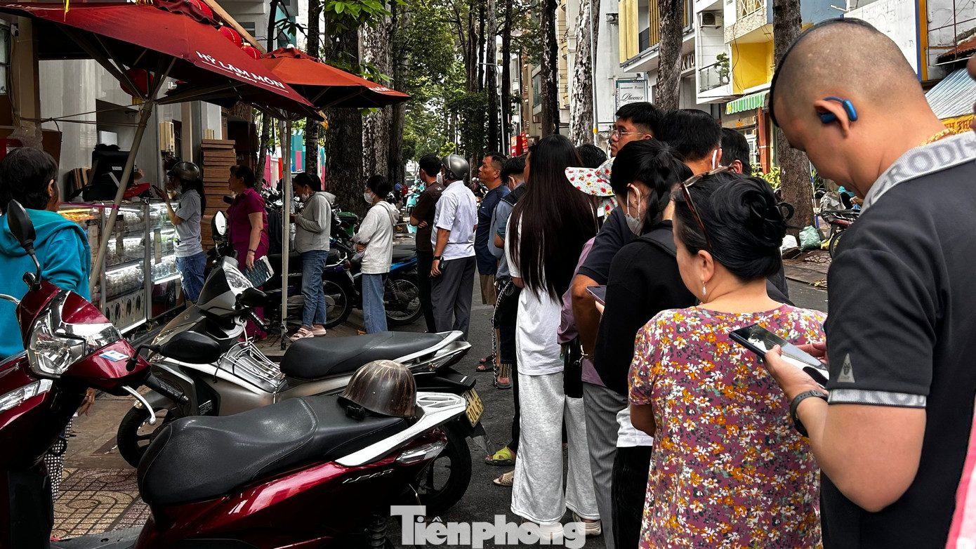 Bánh trung thu 30.000 đồng không ai ngó, bánh 800.000 đồng tấp nập người mua - Ảnh 7