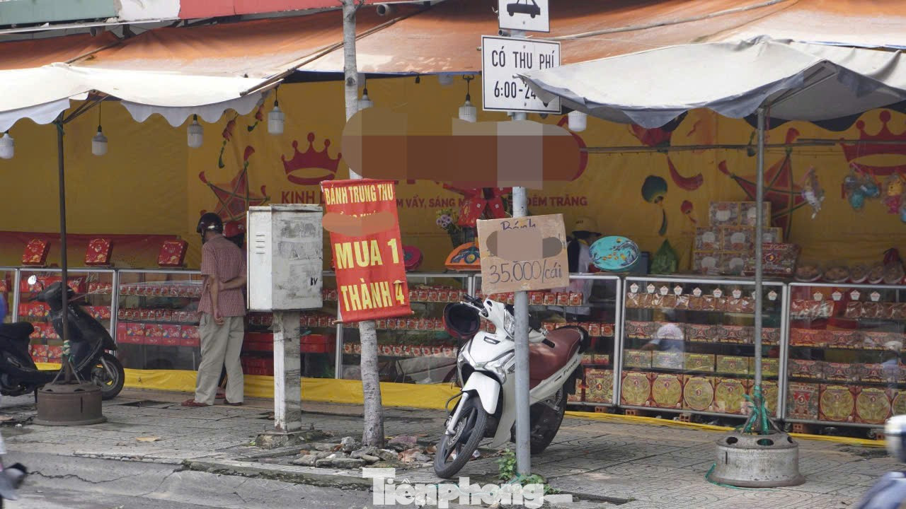 Bánh trung thu 30.000 đồng không ai ngó, bánh 800.000 đồng tấp nập người mua - Ảnh 1