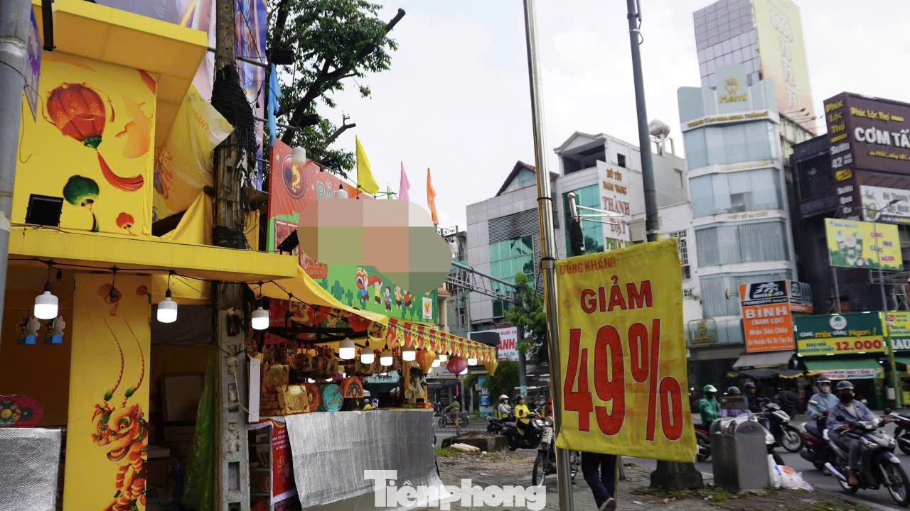 Bánh trung thu 30.000 đồng không ai ngó, bánh 800.000 đồng tấp nập người mua - Ảnh 2