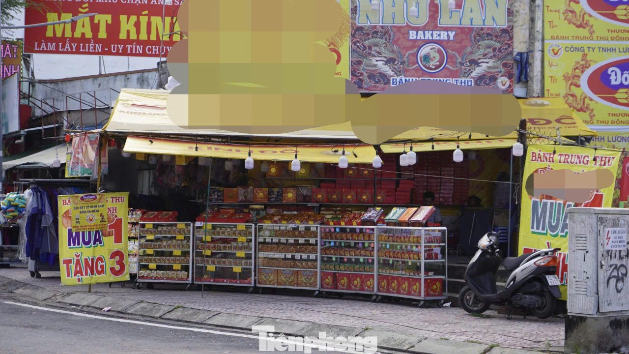 Bánh trung thu 30.000 đồng không ai ngó, bánh 800.000 đồng tấp nập người mua - Ảnh 3