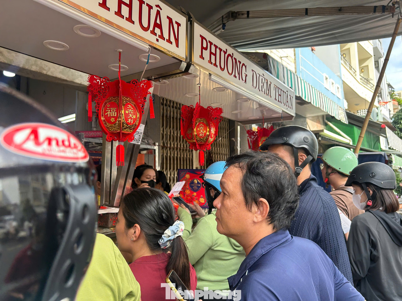 Bánh trung thu 30.000 đồng không ai ngó, bánh 800.000 đồng tấp nập người mua - Ảnh 6