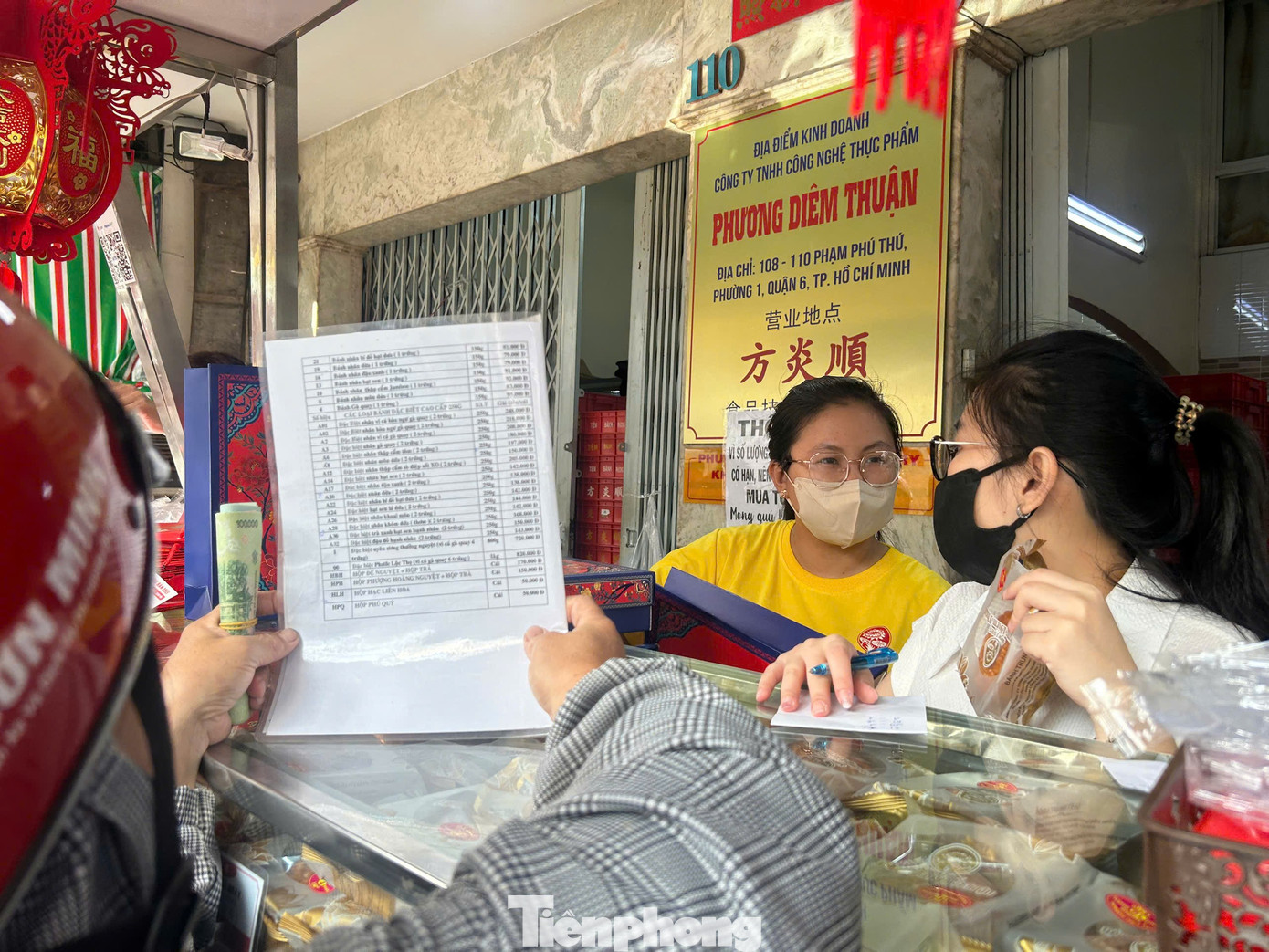 Bánh trung thu 30.000 đồng không ai ngó, bánh 800.000 đồng tấp nập người mua - Ảnh 4