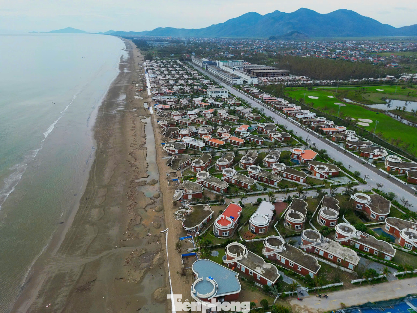 Tận thấy khu du lịch có hàng chục căn villa 'rách nát' do bão - Ảnh 2