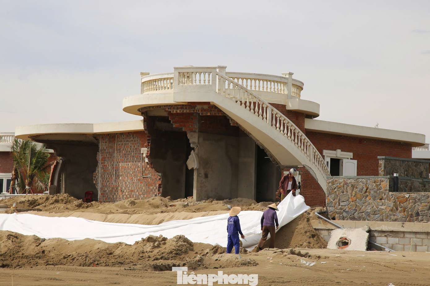 Tận thấy khu du lịch có hàng chục căn villa 'rách nát' do bão - Ảnh 5