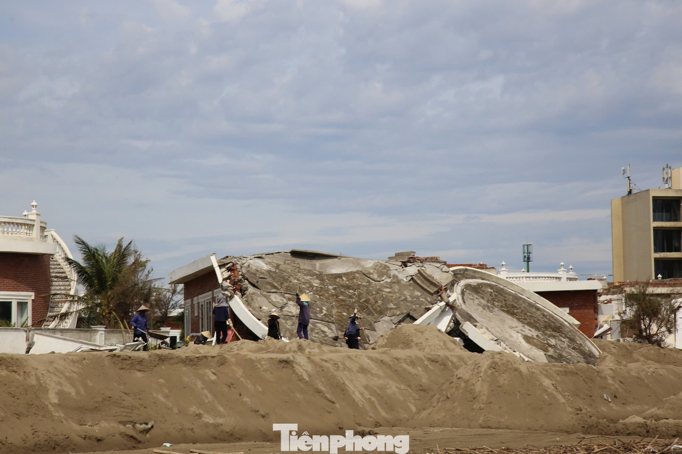 Tận thấy khu du lịch có hàng chục căn villa 'rách nát' do bão - Ảnh 1