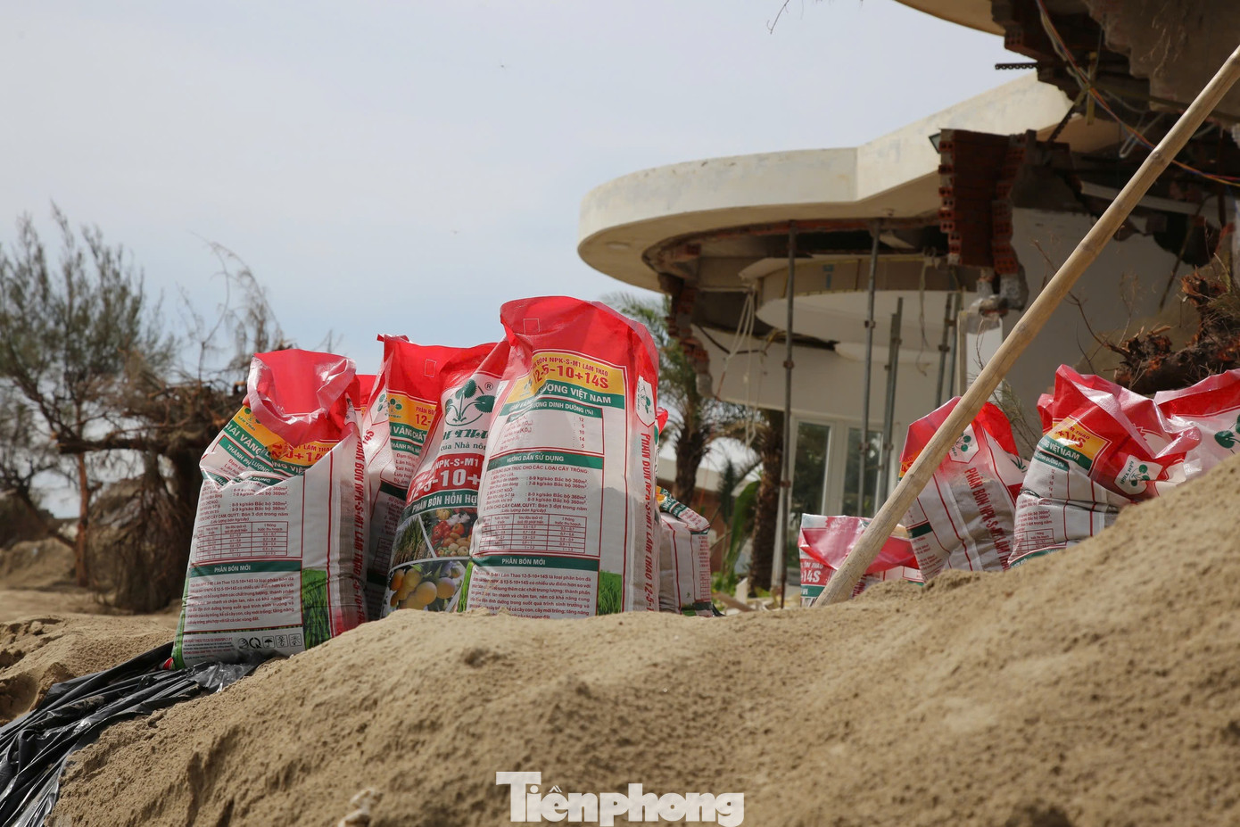 Tận thấy khu du lịch có hàng chục căn villa 'rách nát' do bão - Ảnh 10