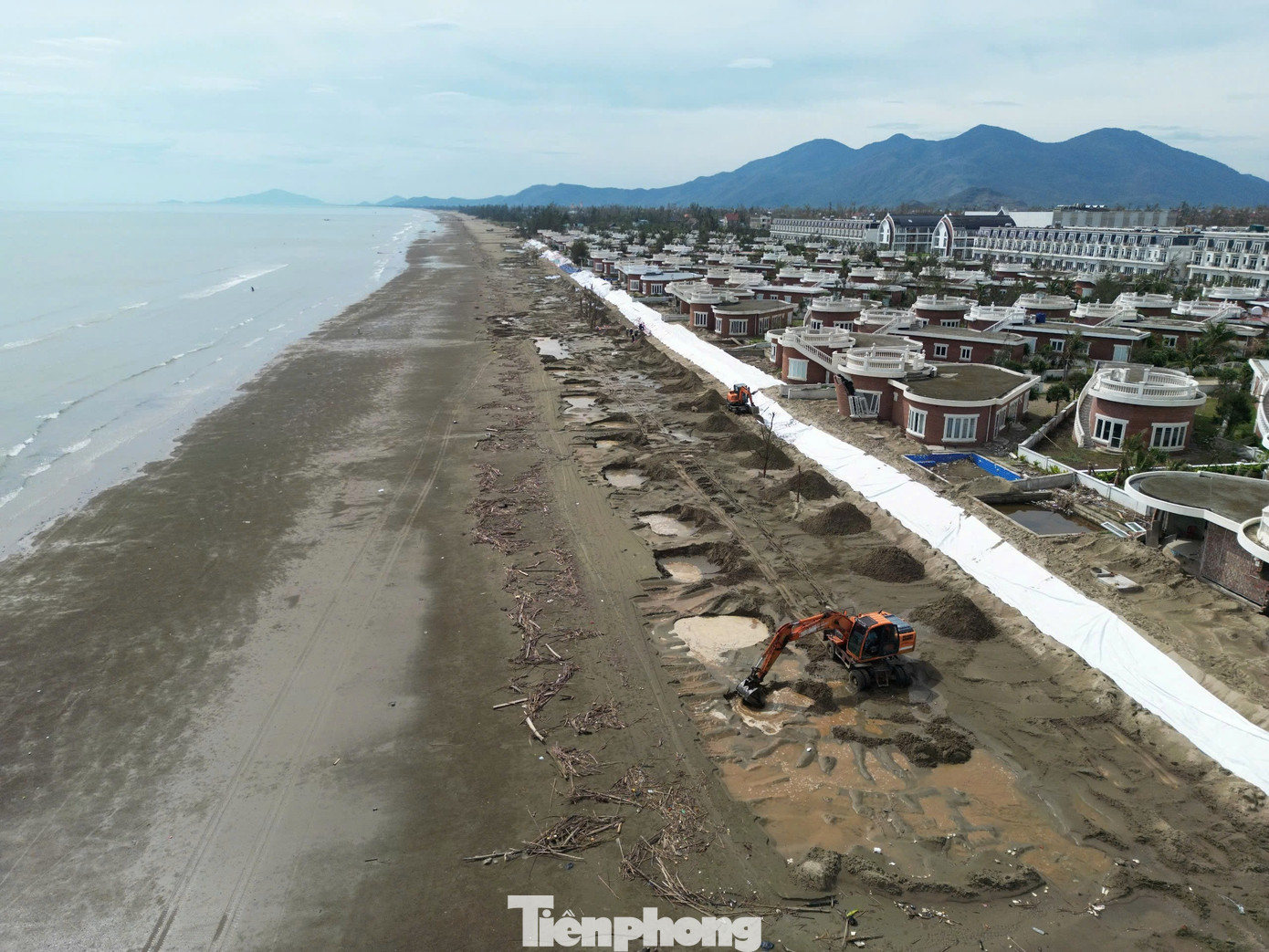 Tận thấy khu du lịch có hàng chục căn villa 'rách nát' do bão - Ảnh 4