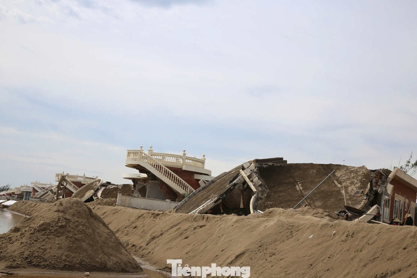 Tận thấy khu du lịch có hàng chục căn villa 'rách nát' do bão - Ảnh 7