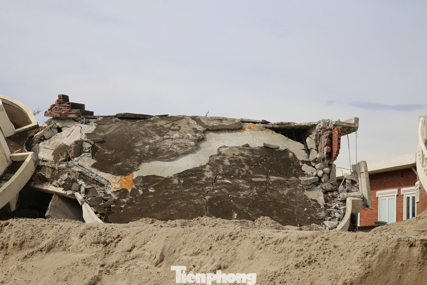 Tận thấy khu du lịch có hàng chục căn villa 'rách nát' do bão - Ảnh 6