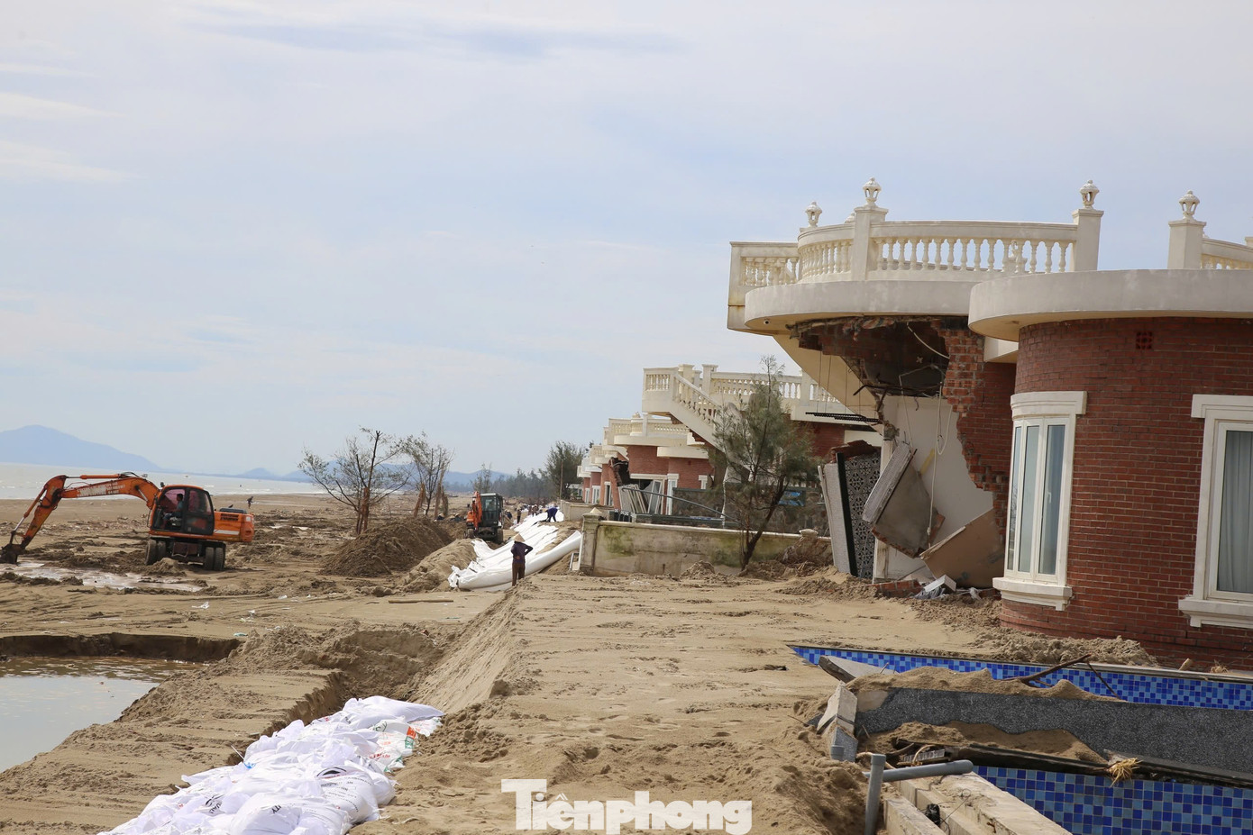 Tận thấy khu du lịch có hàng chục căn villa 'rách nát' do bão - Ảnh 9