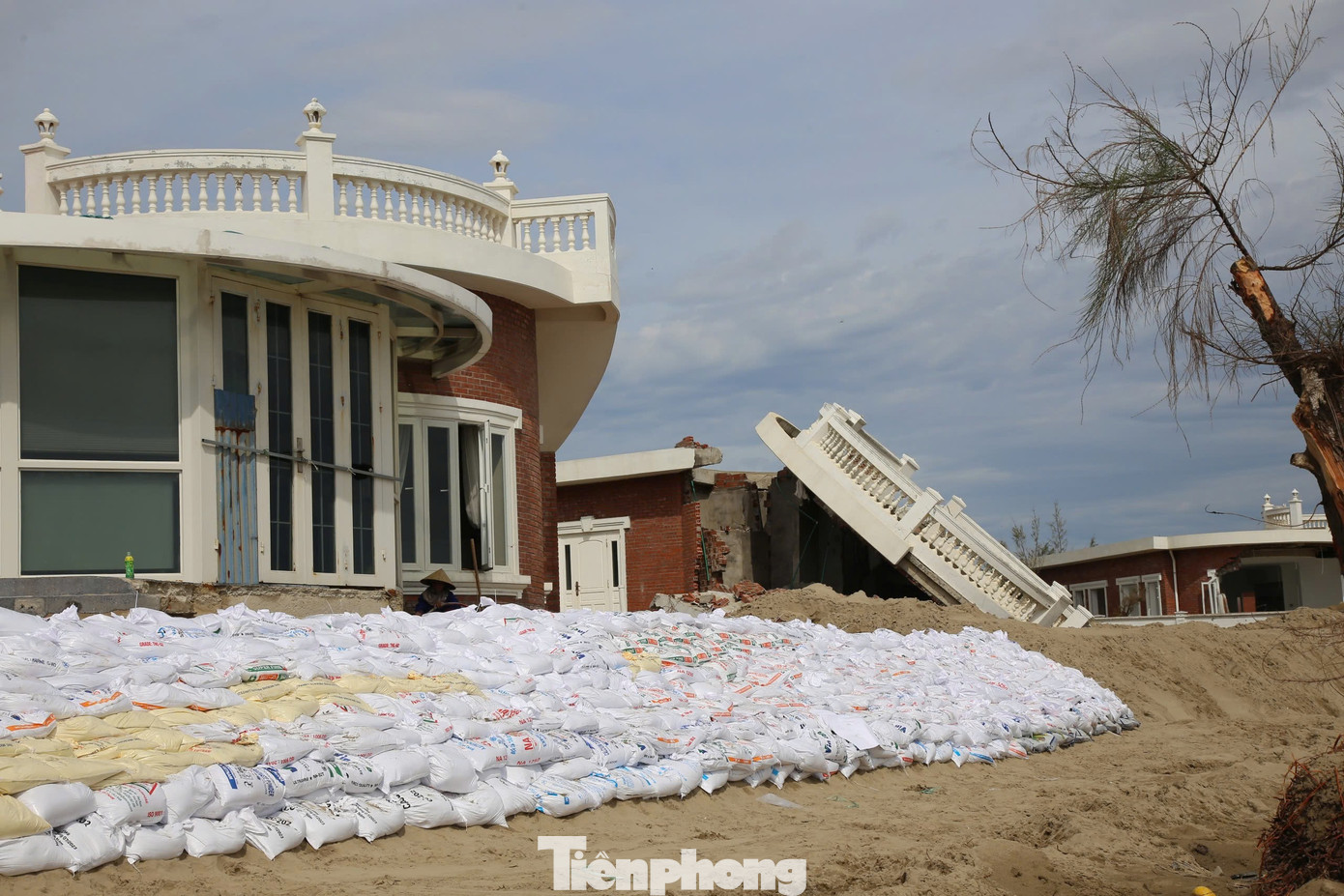 Tận thấy khu du lịch có hàng chục căn villa 'rách nát' do bão - Ảnh 8