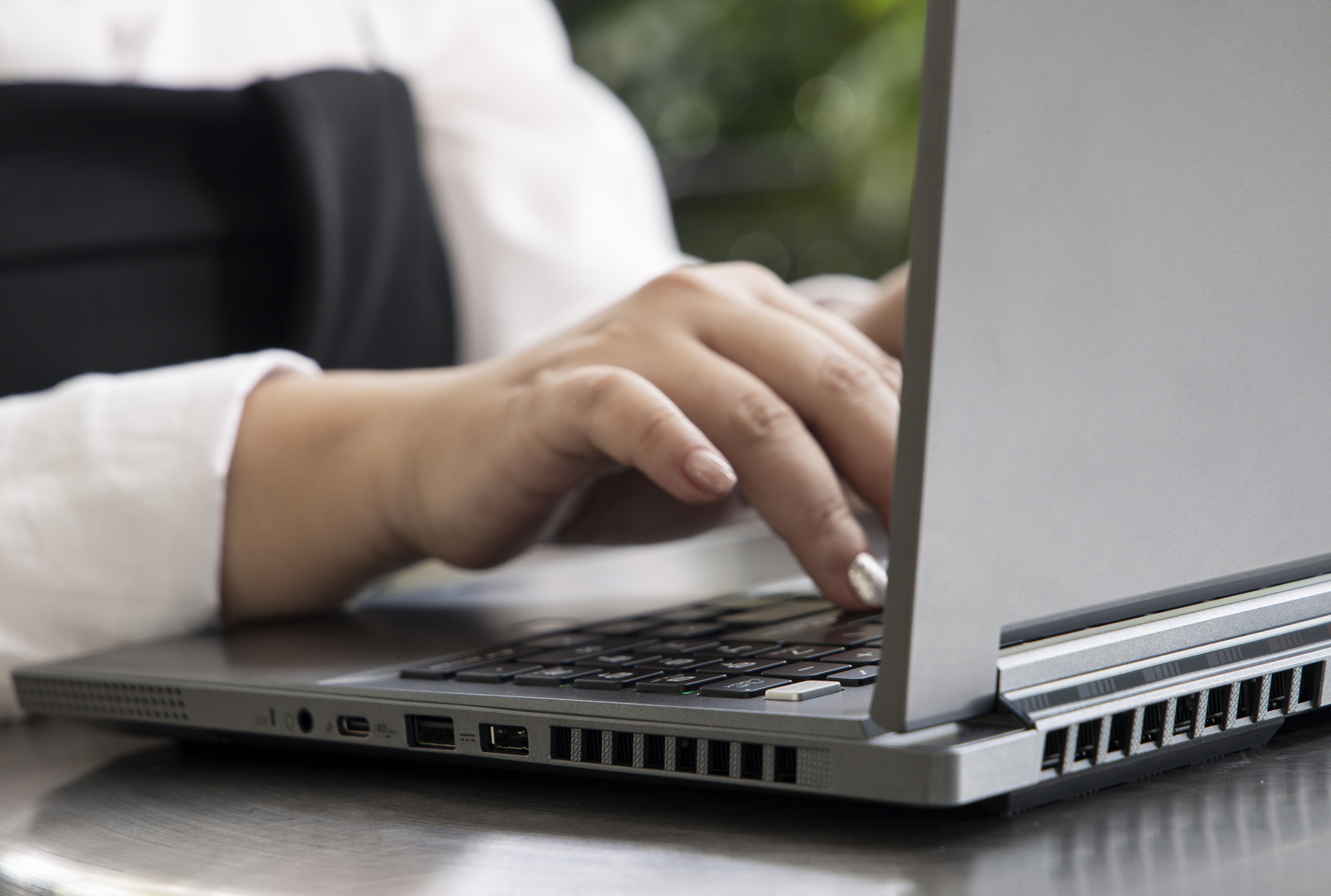 Trải nghiệm laptop là 'cú bắt tay' giữa MSI và Mercedes-AMG: Thiết kế khác biệt, hiệu năng mạnh mẽ, giá bằng một chiếc SH - Ảnh 2