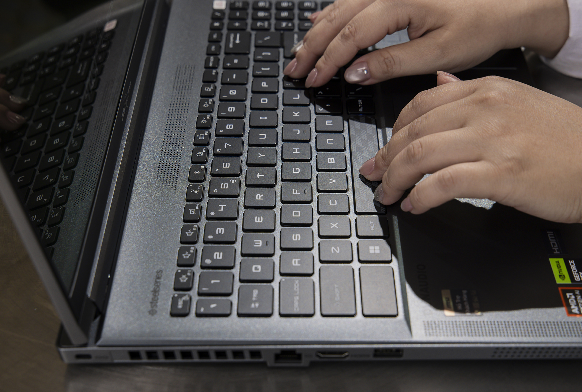 Trải nghiệm laptop là 'cú bắt tay' giữa MSI và Mercedes-AMG: Thiết kế khác biệt, hiệu năng mạnh mẽ, giá bằng một chiếc SH - Ảnh 4