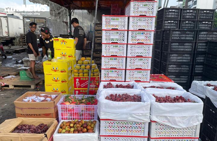 Trái cây nhập ngoại giá rẻ bày bán tràn lan - Ảnh 3