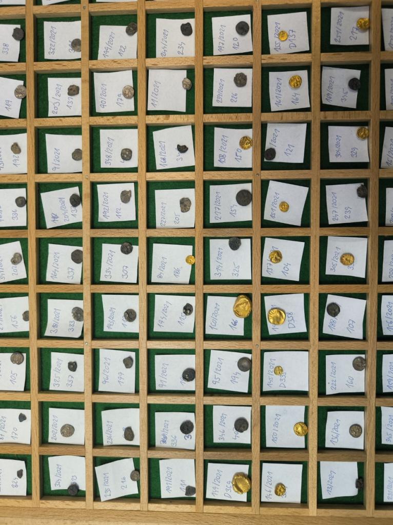 Phát hiện kho báu vô giá tại một địa điểm bí mật ở châu Âu - Ảnh 4