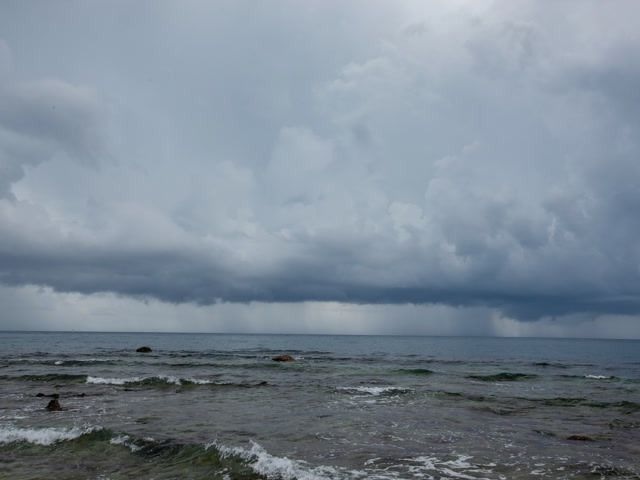 Bão Matmo tăng tốc, Trung Quốc cảnh báo đỏ lần đầu tiên trong năm - Ảnh 1