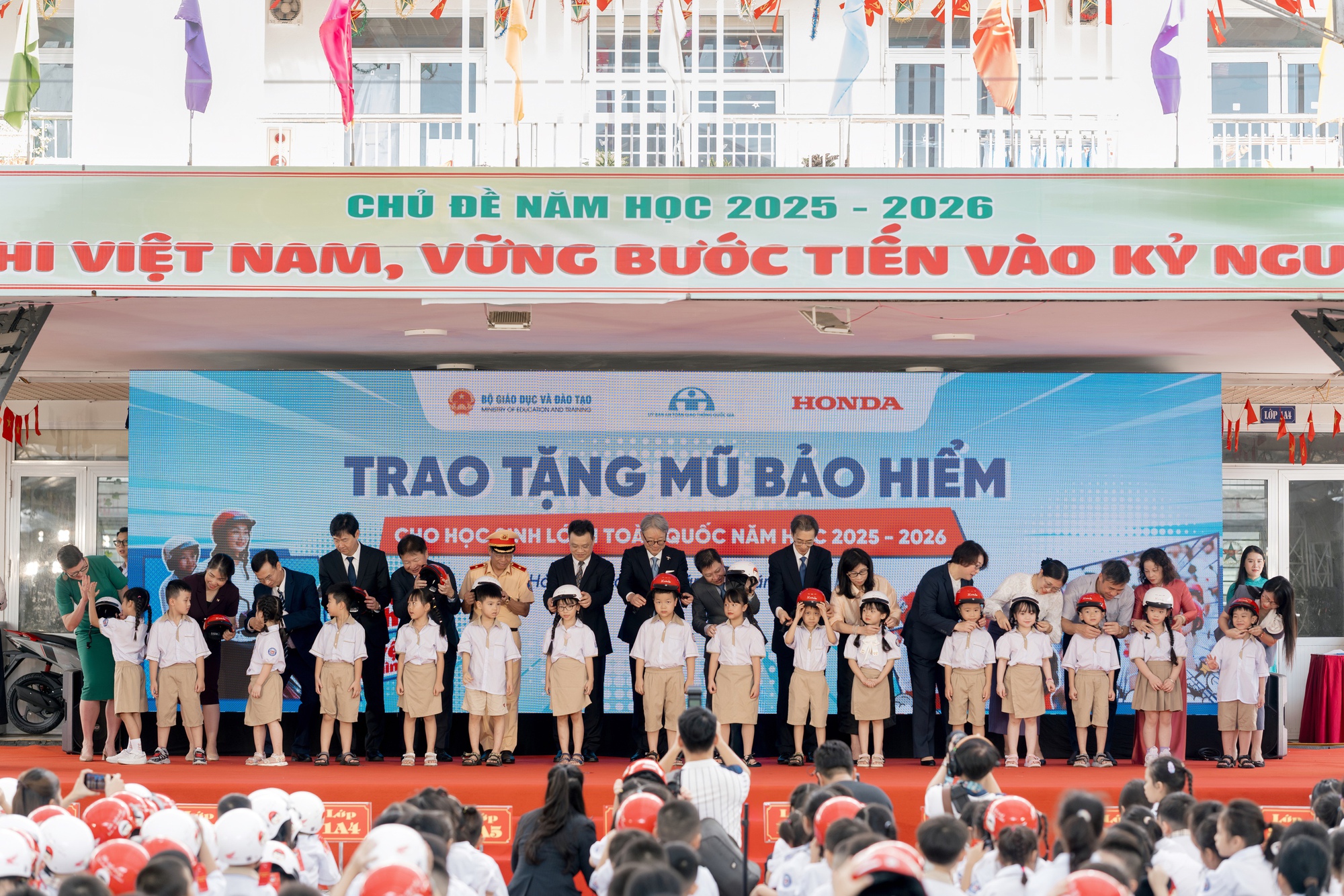 Honda tặng mũ bảo hiểm cho 1,8 triệu học sinh lớp 1 trên cả nước - Ảnh 2