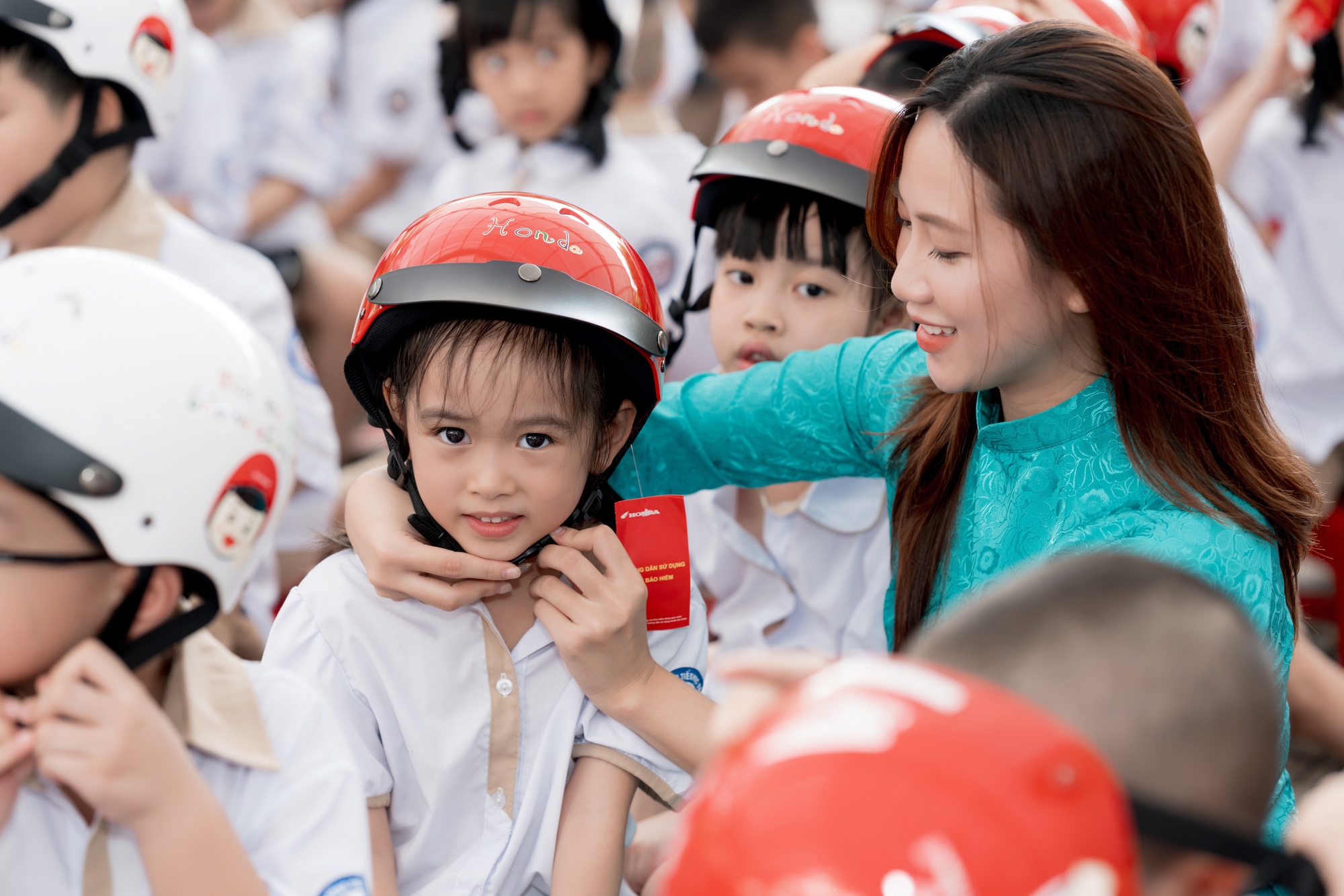 Honda tặng mũ bảo hiểm cho 1,8 triệu học sinh lớp 1 trên cả nước - Ảnh 1