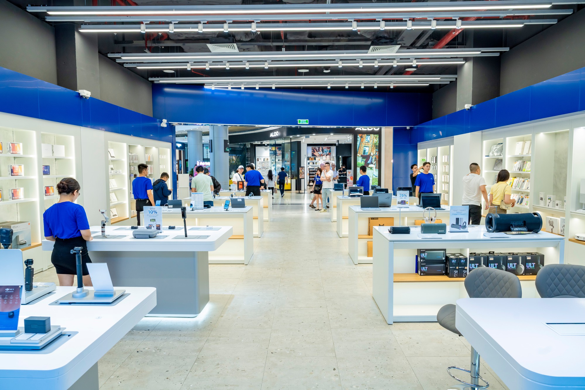 ShopDunk lần đầu mở không gian trải nghiệm bên trong TTTM - Ảnh 2