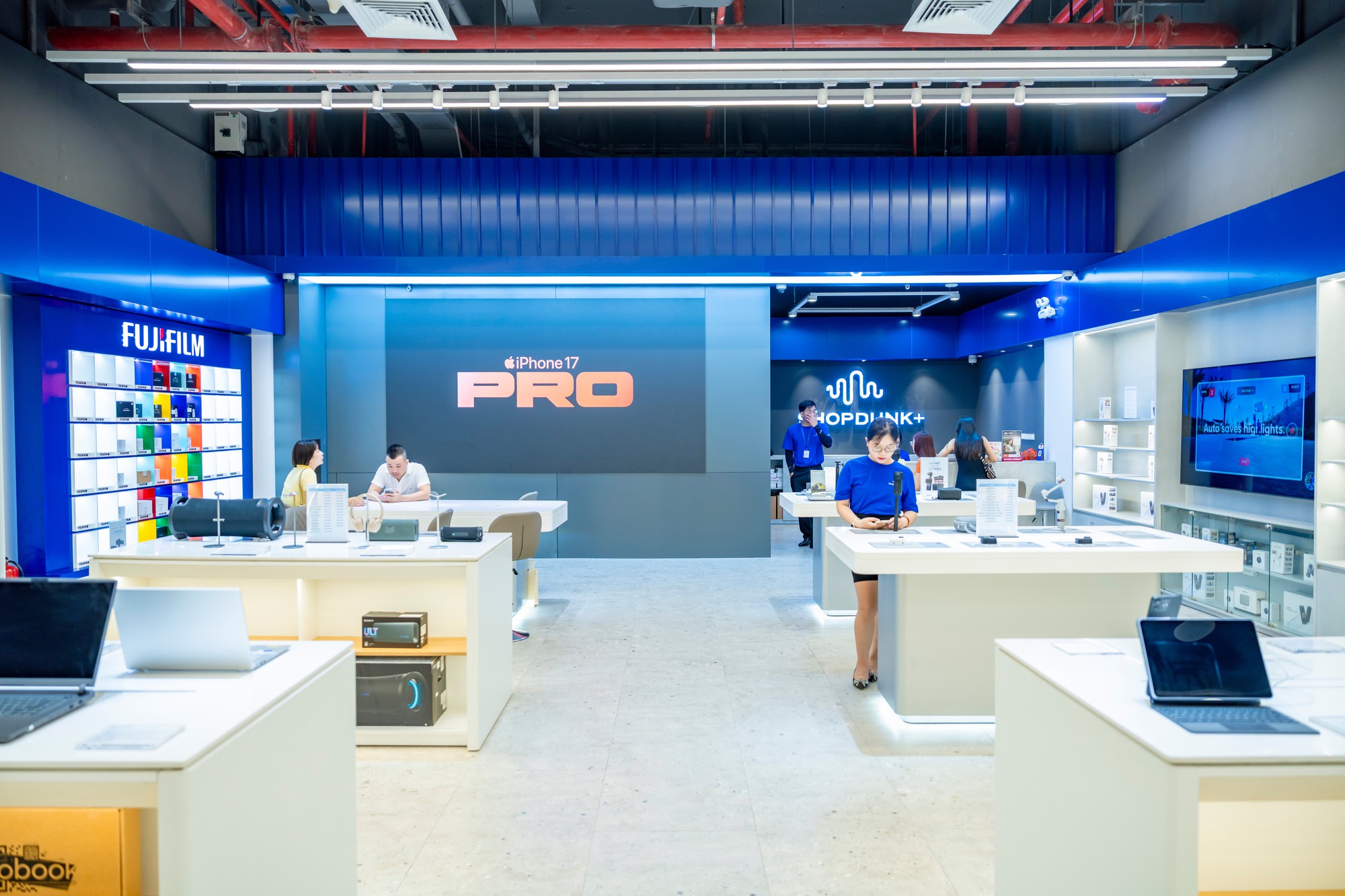 ShopDunk lần đầu mở không gian trải nghiệm bên trong TTTM - Ảnh 1