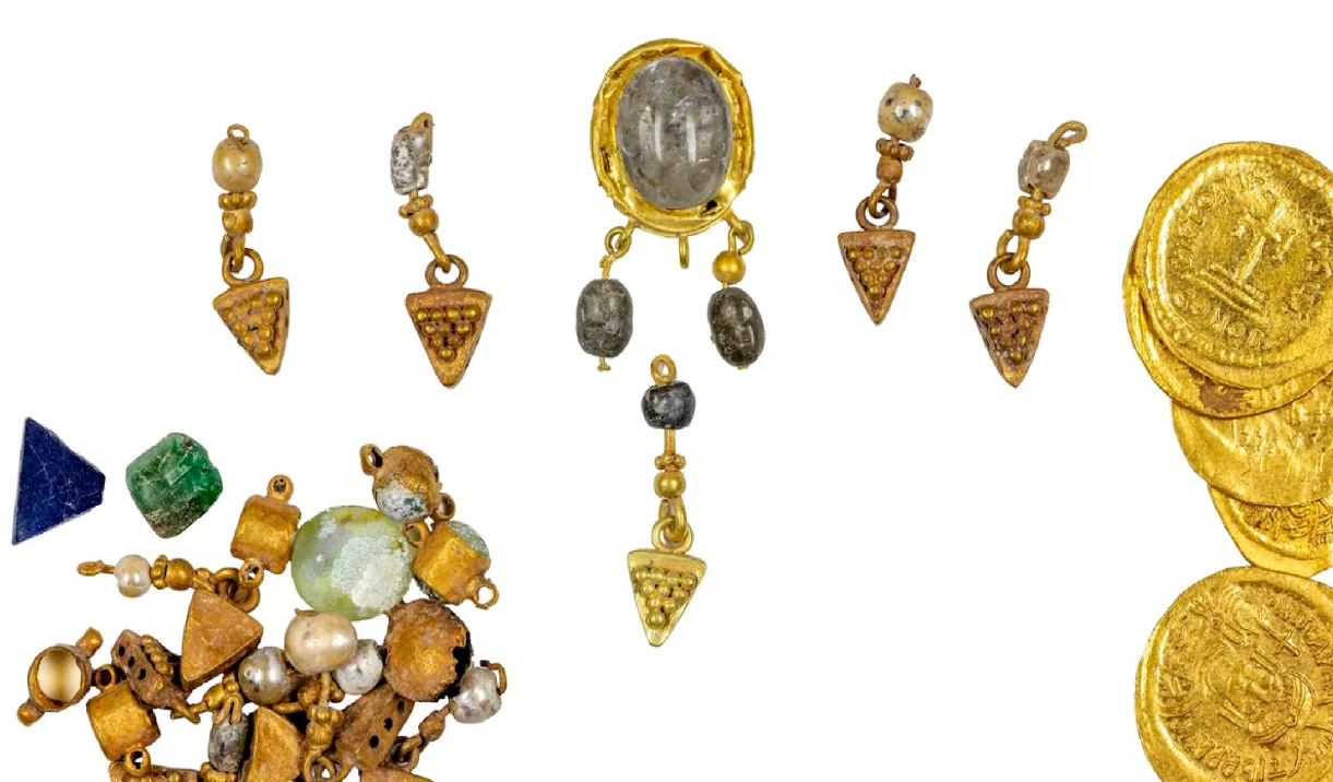 Còi rú inh ỏi khi máy quét qua tảng đá, phát hiện kho báu gần 100 đồng vàng nguyên chất, trang sức đính ngọc trai, chuyên gia thảng thốt: ‘Hiếm có khó tìm’ - Ảnh 1