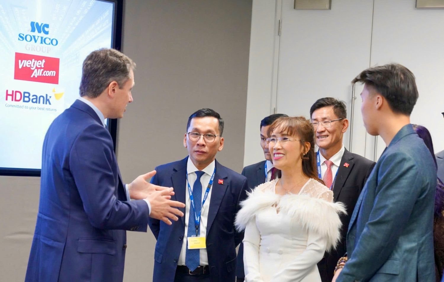 Thăm nơi nắm giữ 34.000 tỷ USD ở Anh, tỷ phú Nguyễn Thị Phương Thảo bày tỏ mong muốn lớn chưa từng có - Ảnh 1