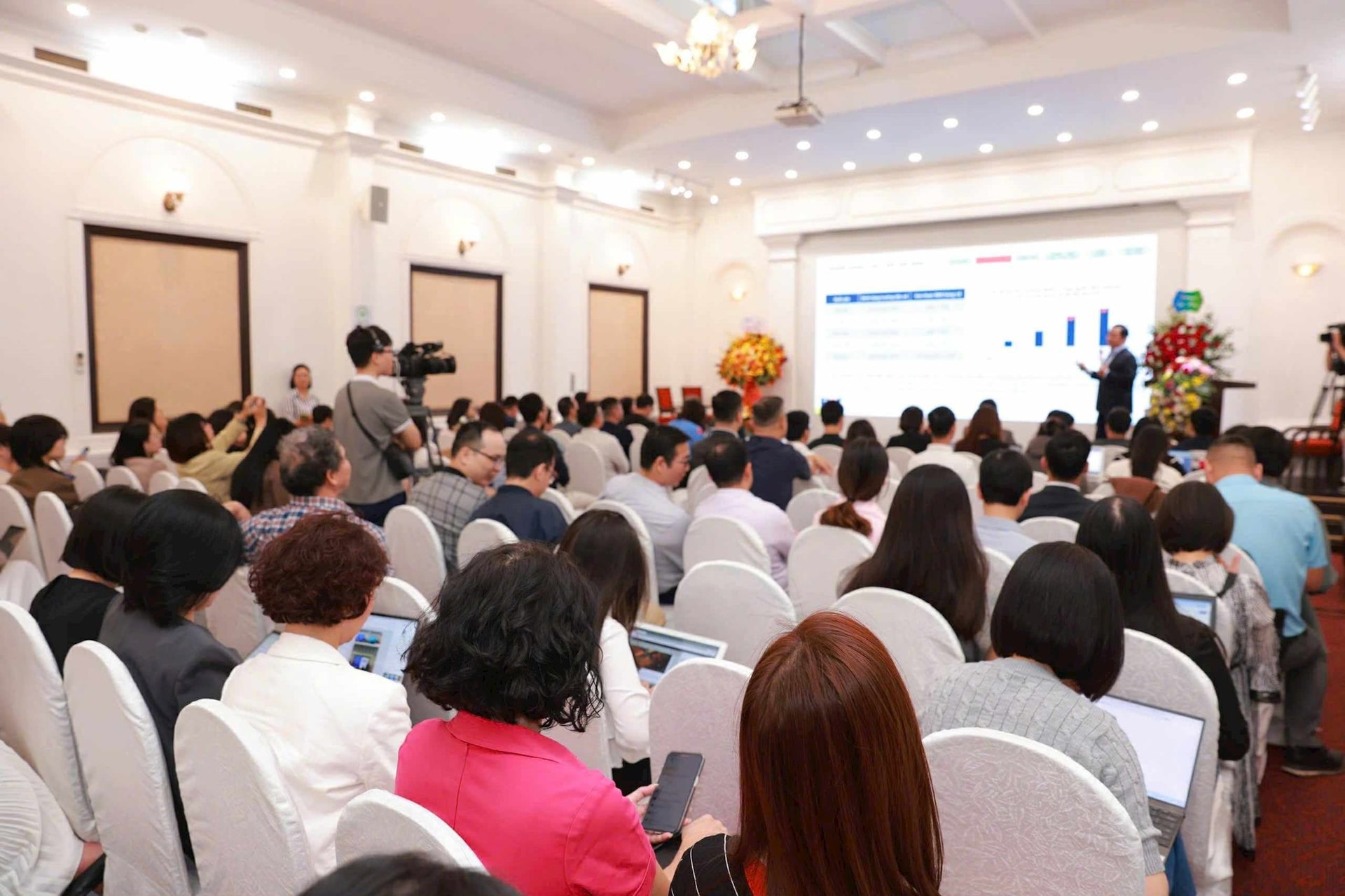 Chứng khoán, bất động sản, vàng, bạc, phân bổ đầu tư ra sao? - Ảnh 2