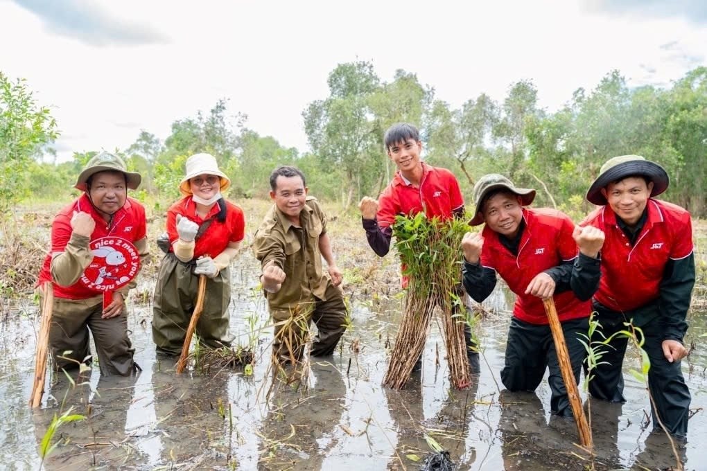 J&T Express và hành động thiết thực hỗ trợ cán bộ, công nhân viên vùng thiên tai - Ảnh 3