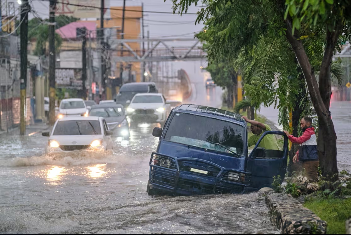 Siêu bão Melissa mạnh nhất từ thế kỷ XIX đi vào vùng Caribe, tàu chiến Mỹ khẩn cấp di chuyển - Ảnh 1