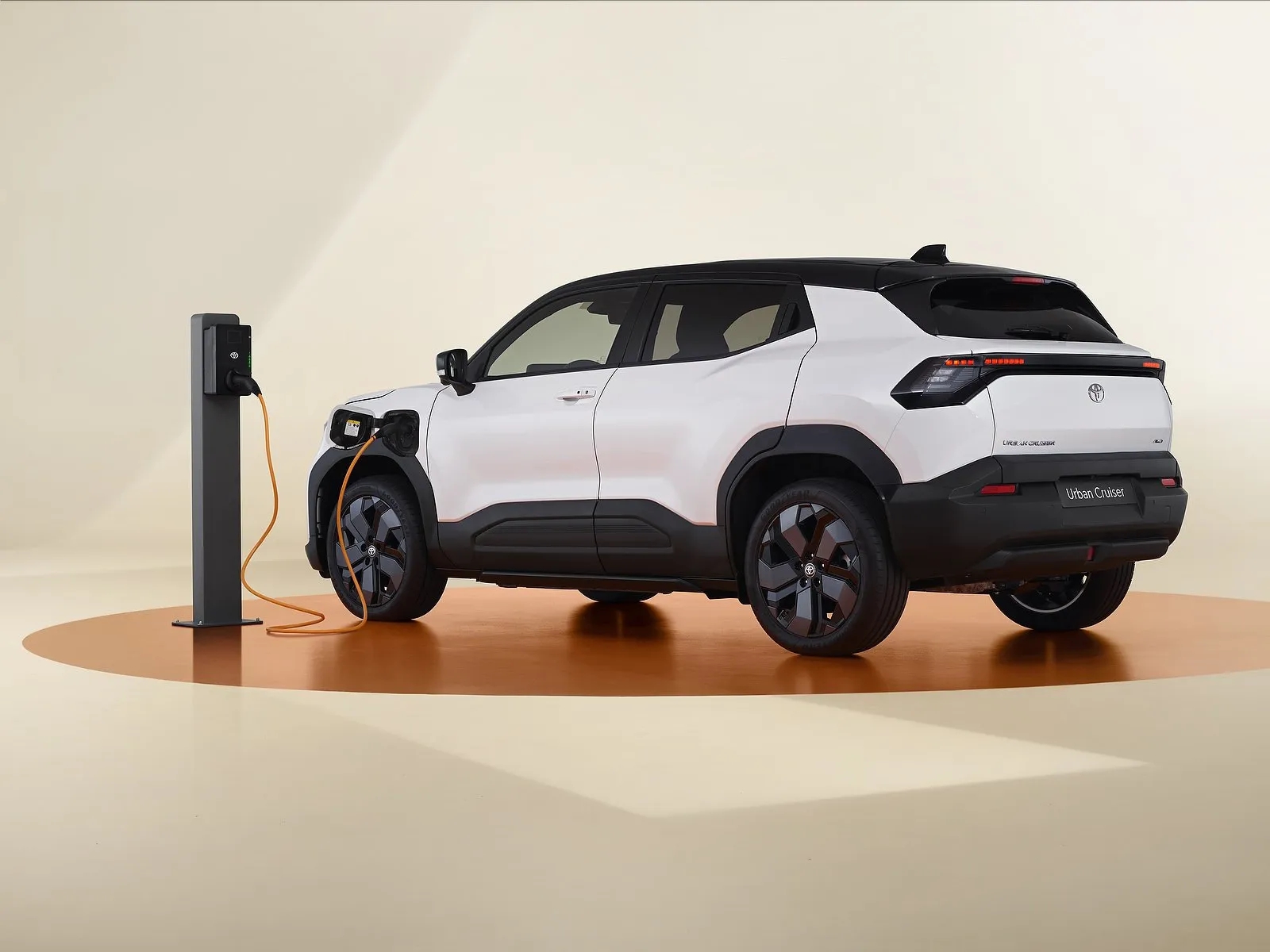 Hai mẫu SUV Toyota chạy điện này ‘rộng cửa’ về Việt Nam: Tháng sau mở bán tại ĐNÁ, dễ lắp ráp để có giá cạnh tranh - Ảnh 8