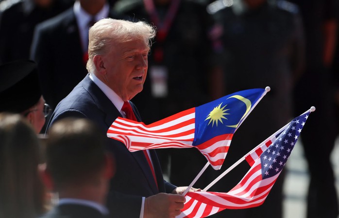 CLIP: Ông Donald Trump nhảy theo điệu nhạc tại sân bay Malaysia - Ảnh 4