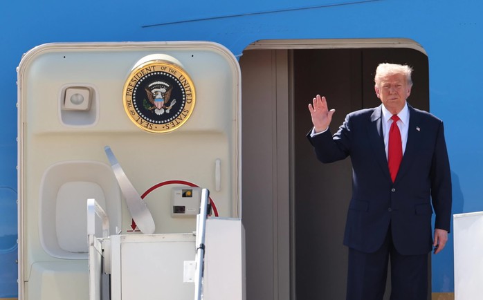 CLIP: Ông Donald Trump nhảy theo điệu nhạc tại sân bay Malaysia - Ảnh 1