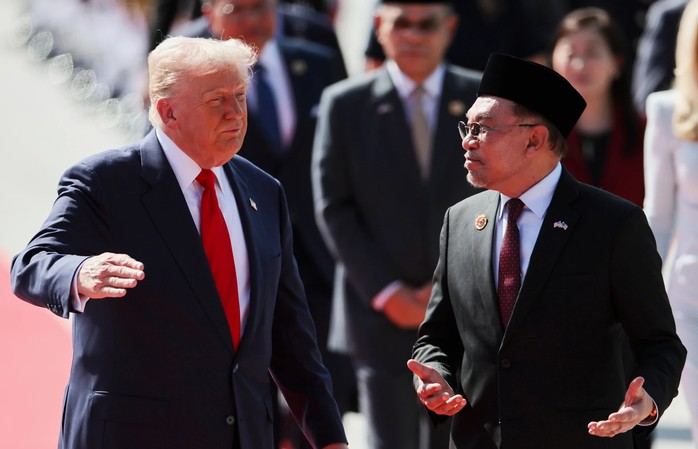 CLIP: Ông Donald Trump nhảy theo điệu nhạc tại sân bay Malaysia - Ảnh 2