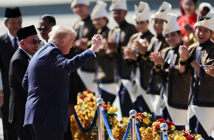CLIP: Ông Donald Trump nhảy theo điệu nhạc tại sân bay Malaysia - Ảnh 3