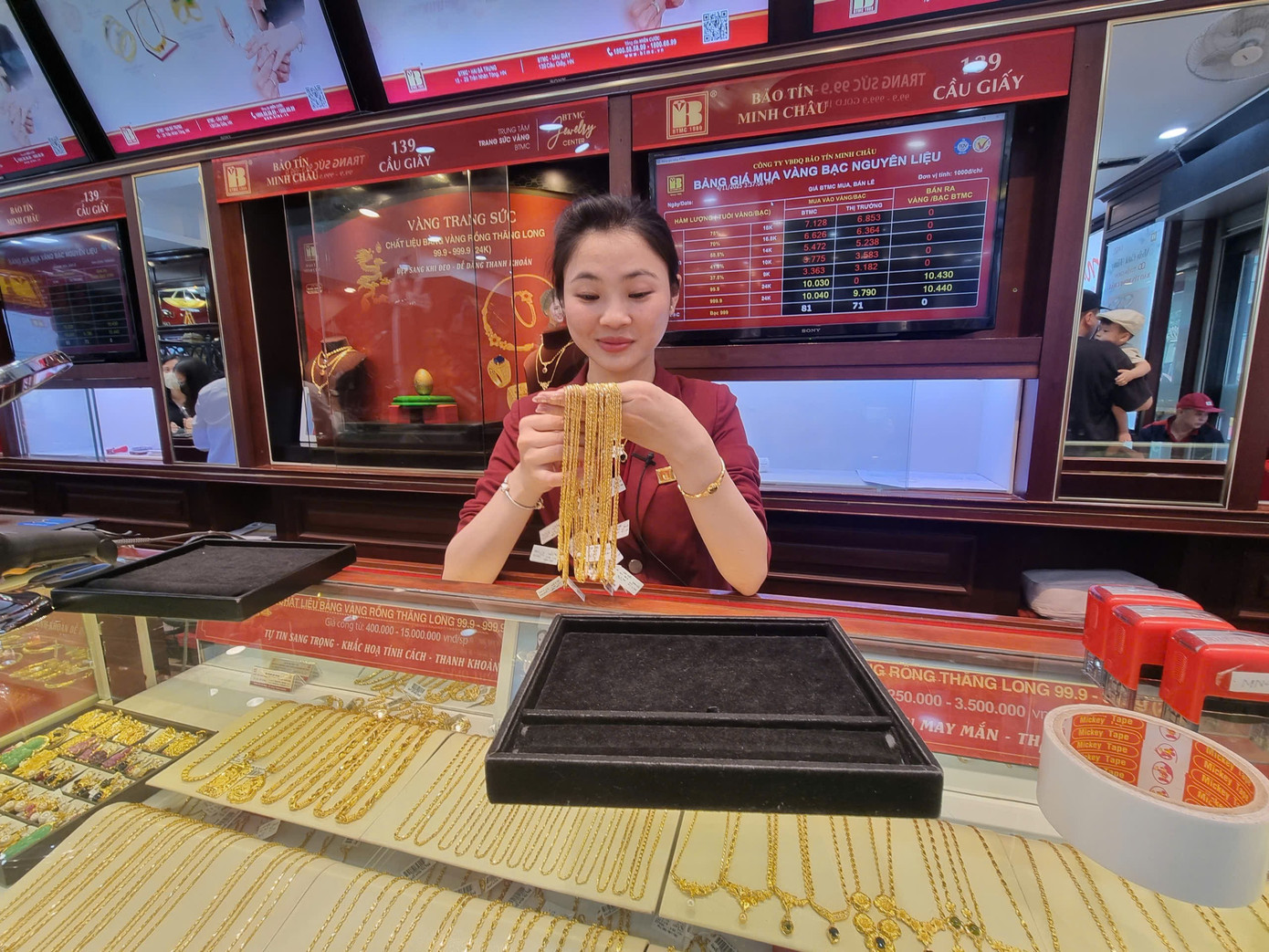 Giá vàng 'chợ đen' lên tới 170 triệu đồng/lượng - Ảnh 1