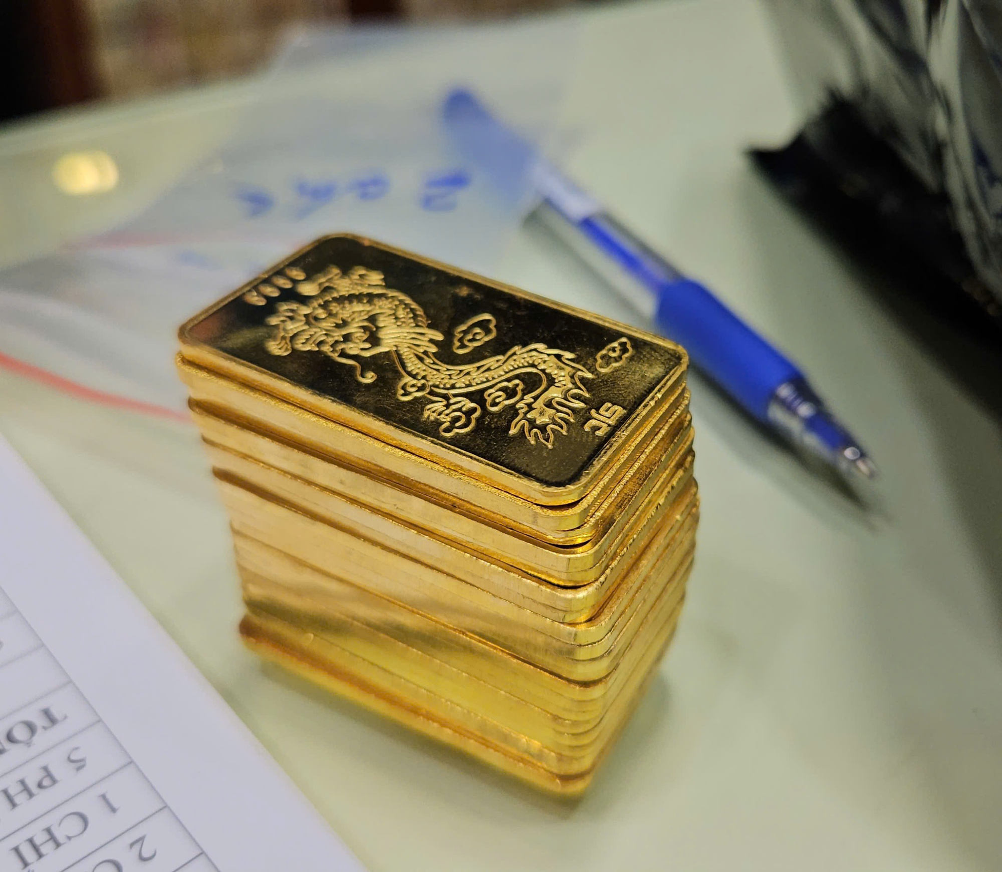 Giá vàng miếng SJC trên thị trường tự do giảm tới 11 triệu đồng mỗi lượng - Ảnh 1