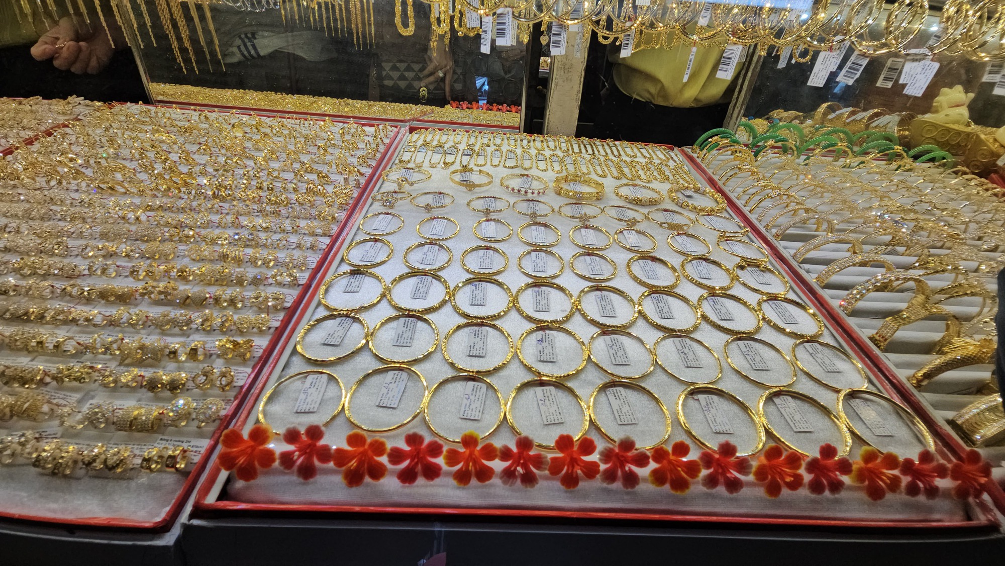 Giá vàng cao chót vót, người vay vàng, có kế hoạch cưới "khóc ròng" - Ảnh 1