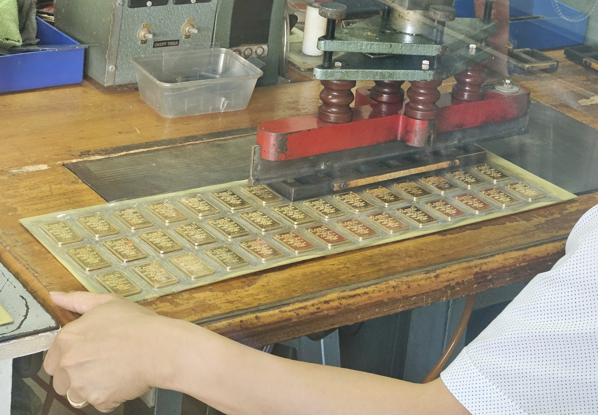 Vì sao Vietcombank, Techcombank không tự sản xuất vàng miếng mà muốn đi thuê gia công? - Ảnh 2