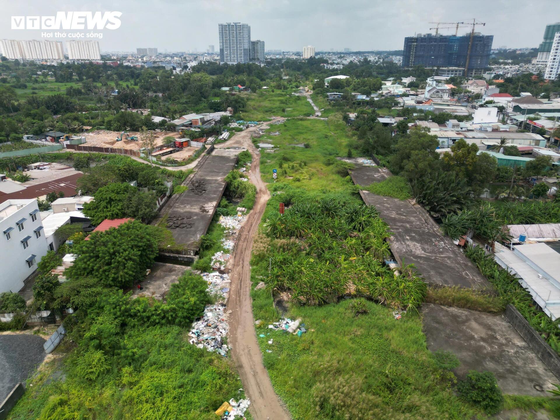 Cận cảnh gần 3 km Vành đai 2 TP.HCM trước ngày tái khởi công - Ảnh 3
