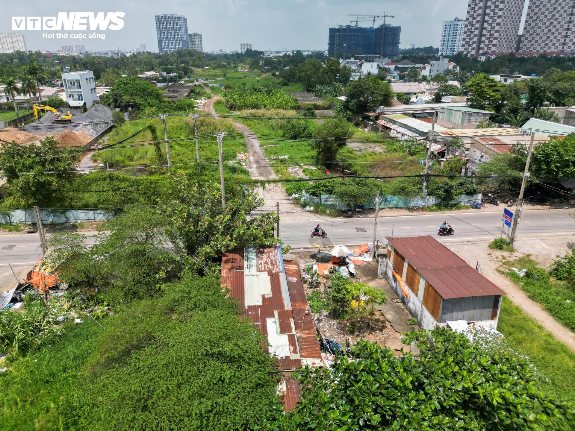 Cận cảnh gần 3 km Vành đai 2 TP.HCM trước ngày tái khởi công - Ảnh 10