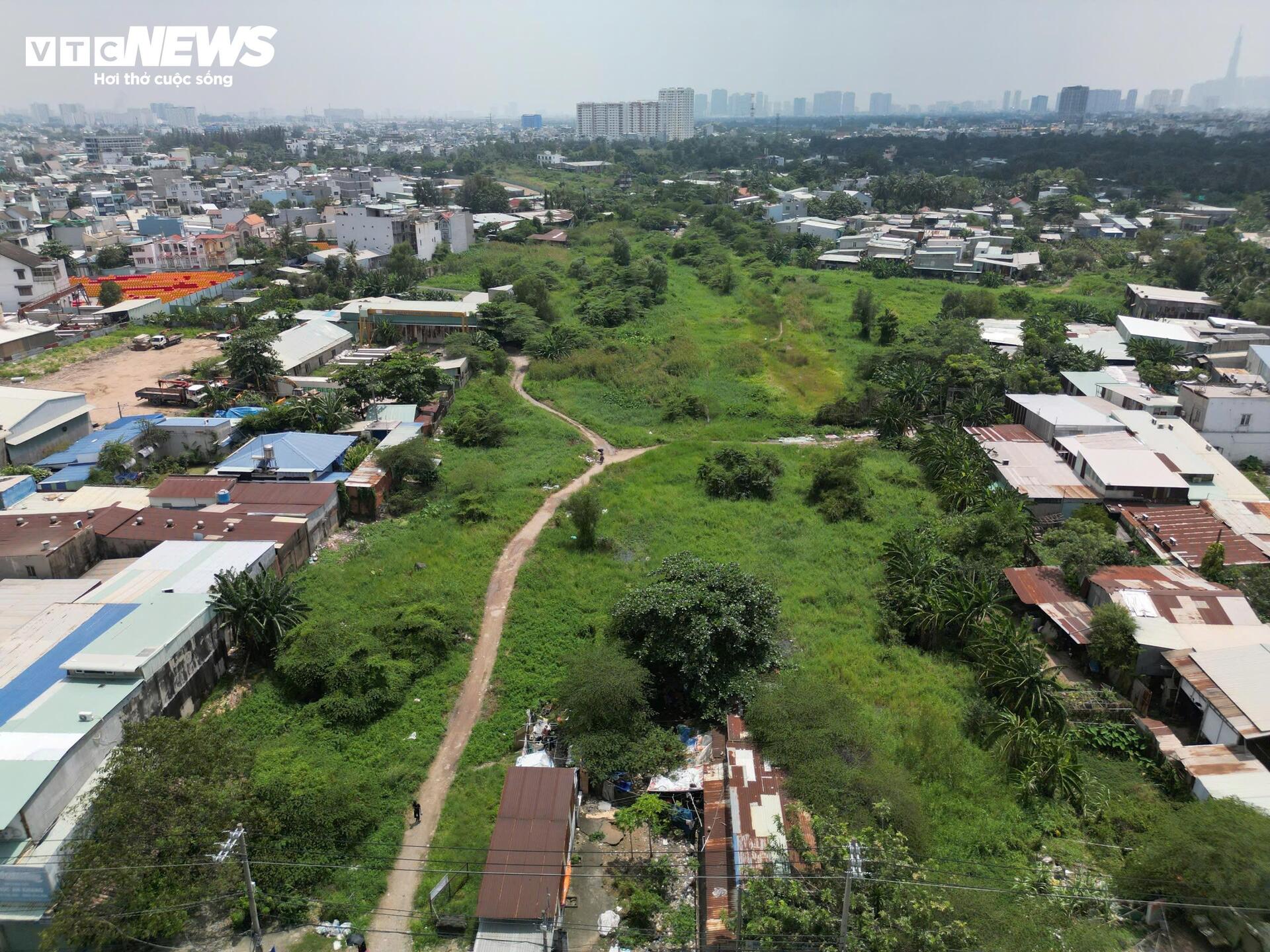 Cận cảnh gần 3 km Vành đai 2 TP.HCM trước ngày tái khởi công - Ảnh 1