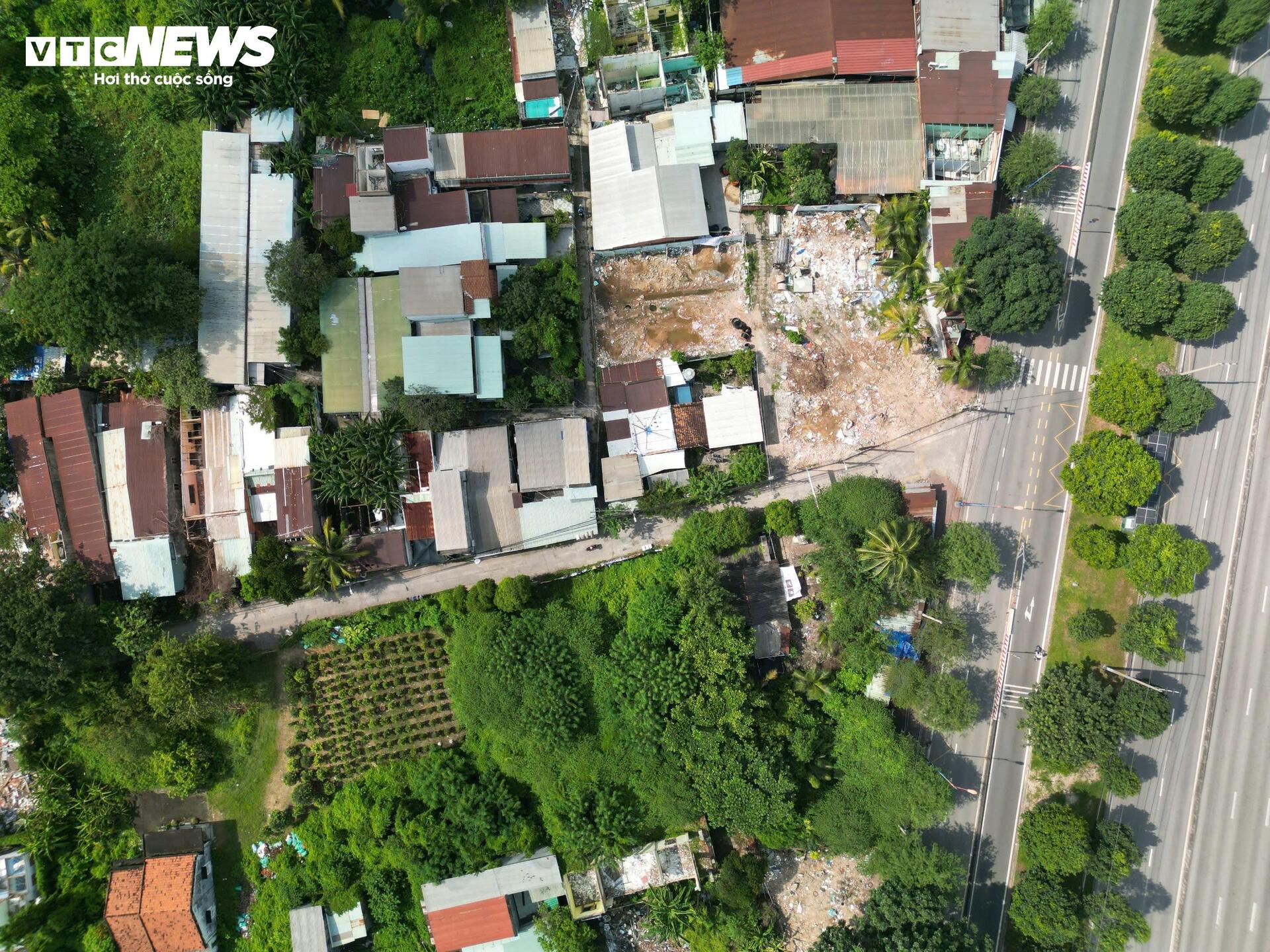 Cận cảnh gần 3 km Vành đai 2 TP.HCM trước ngày tái khởi công - Ảnh 11