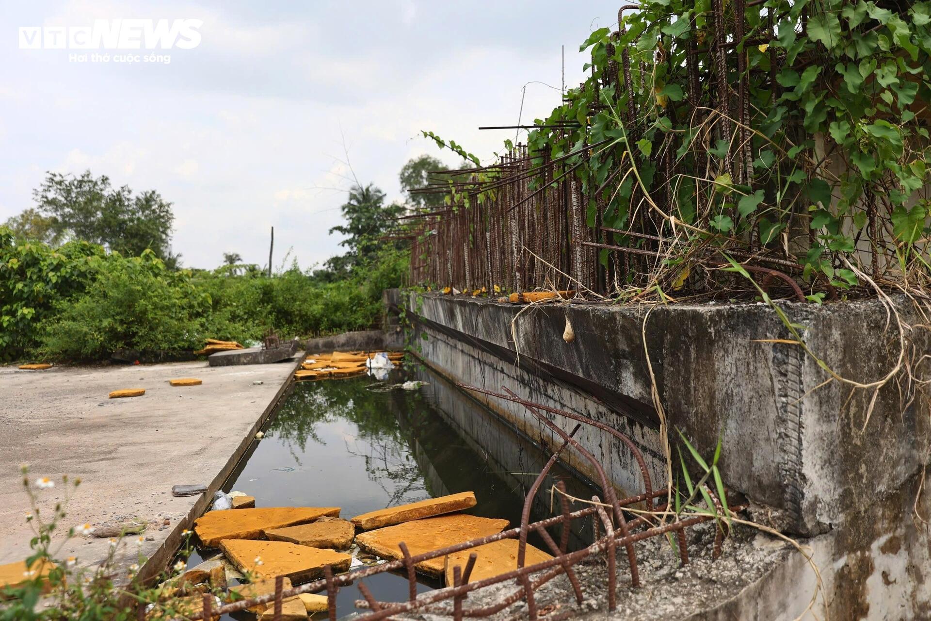 Cận cảnh gần 3 km Vành đai 2 TP.HCM trước ngày tái khởi công - Ảnh 6