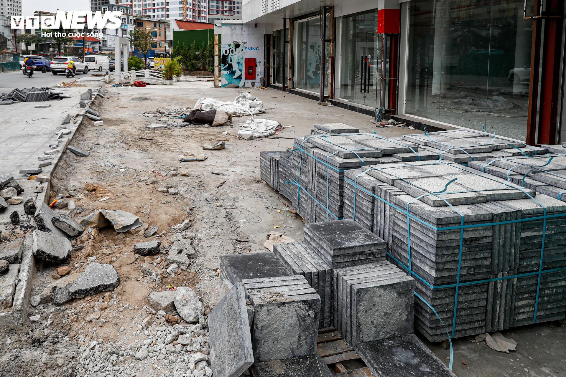 Cận cảnh vỉa hè Hà Nội vỡ nát, chuẩn bị được thay 'áo mới' đồng loạt - Ảnh 1